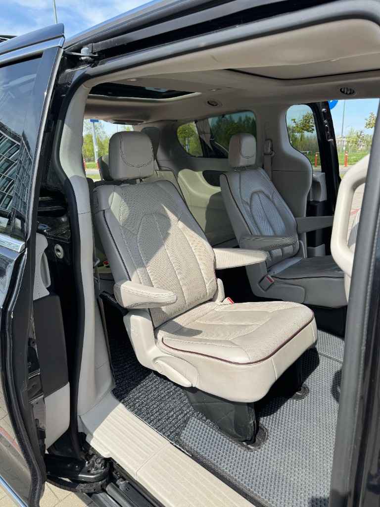 Chrysler Pacifica Minivan 6+1 photo 8