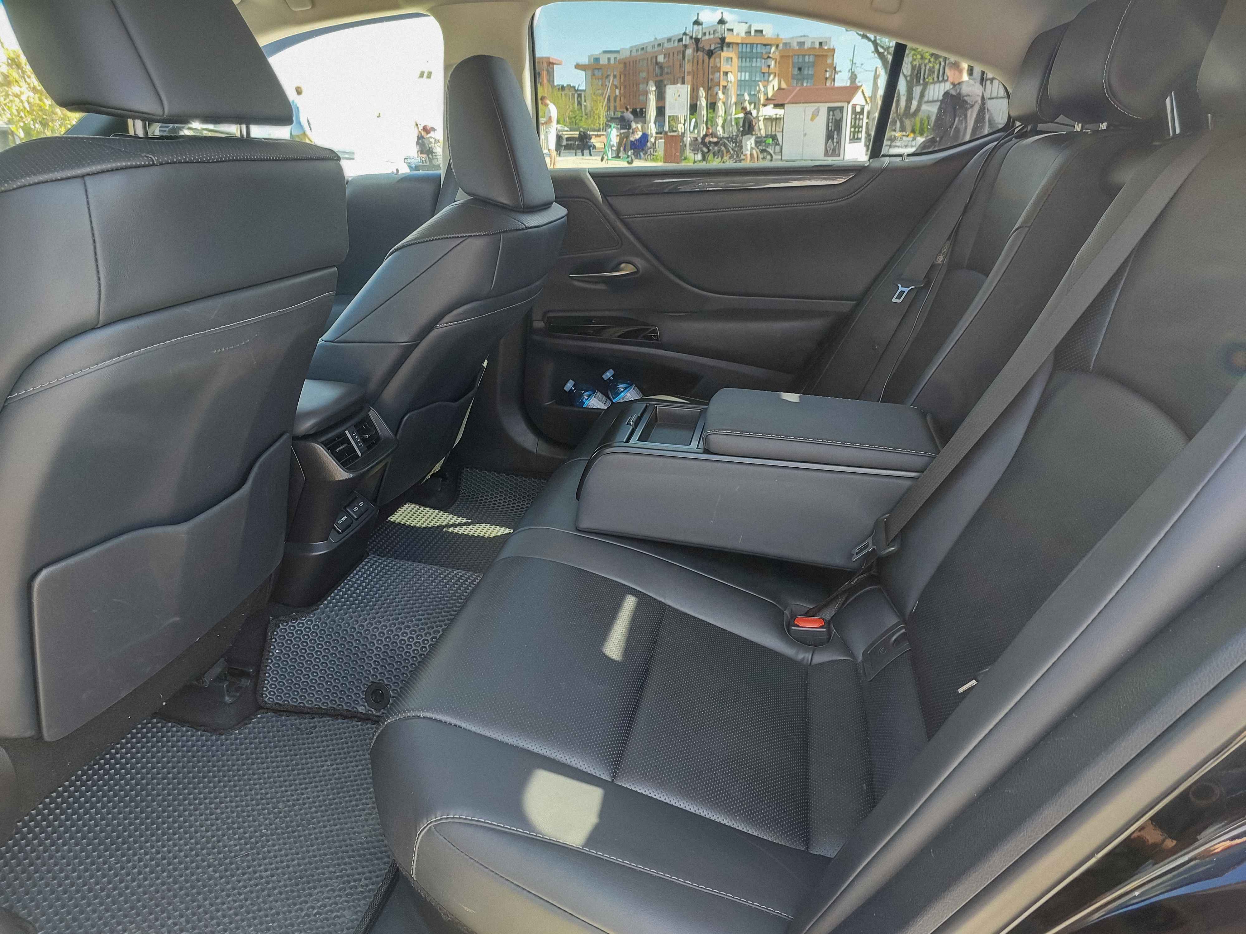Lexus ES 300h Black 2022 photo 7