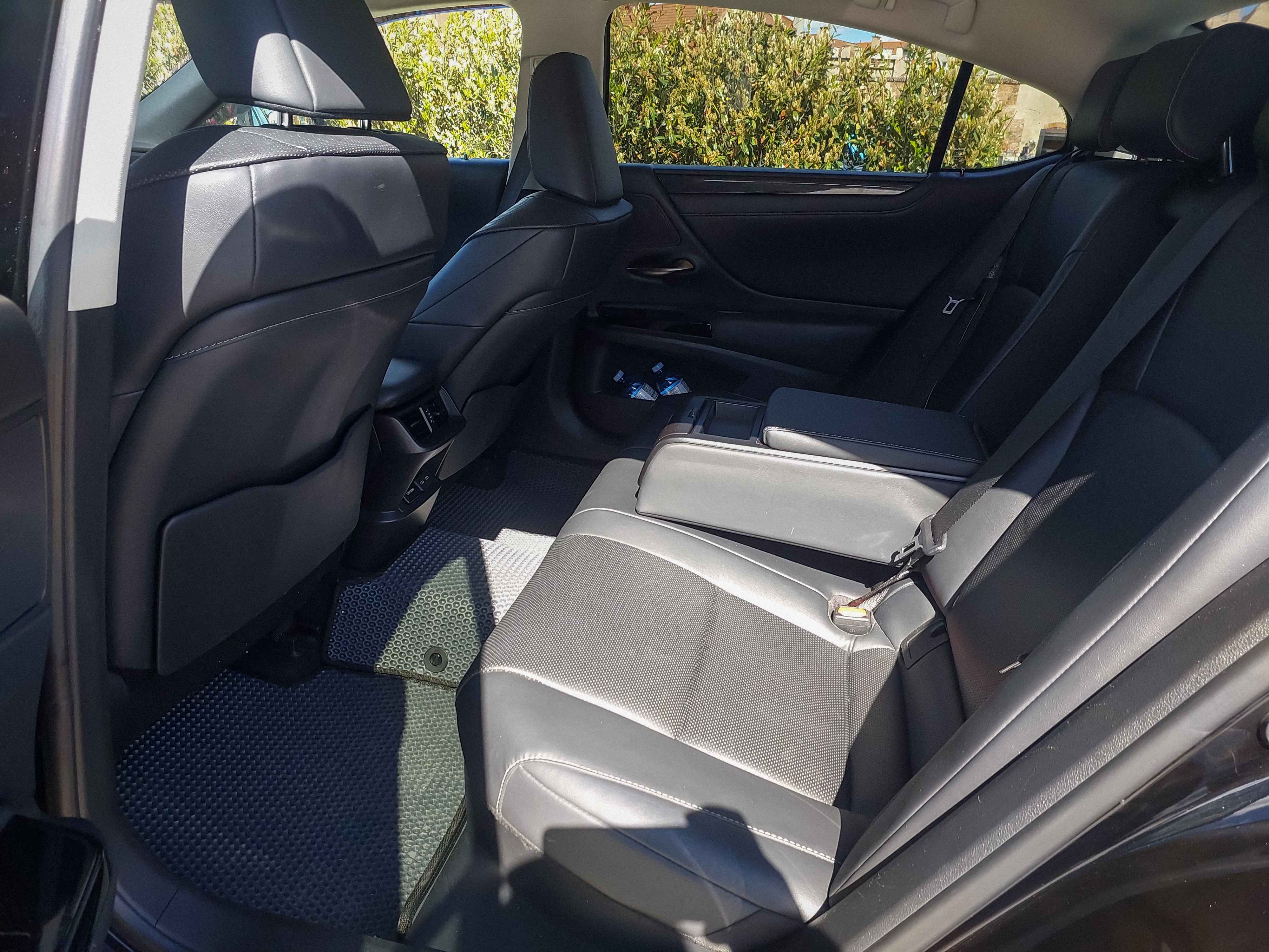 Lexus ES 300h Black 2022 photo 8