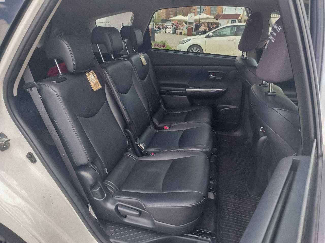 Toyota Prius Plus photo 11