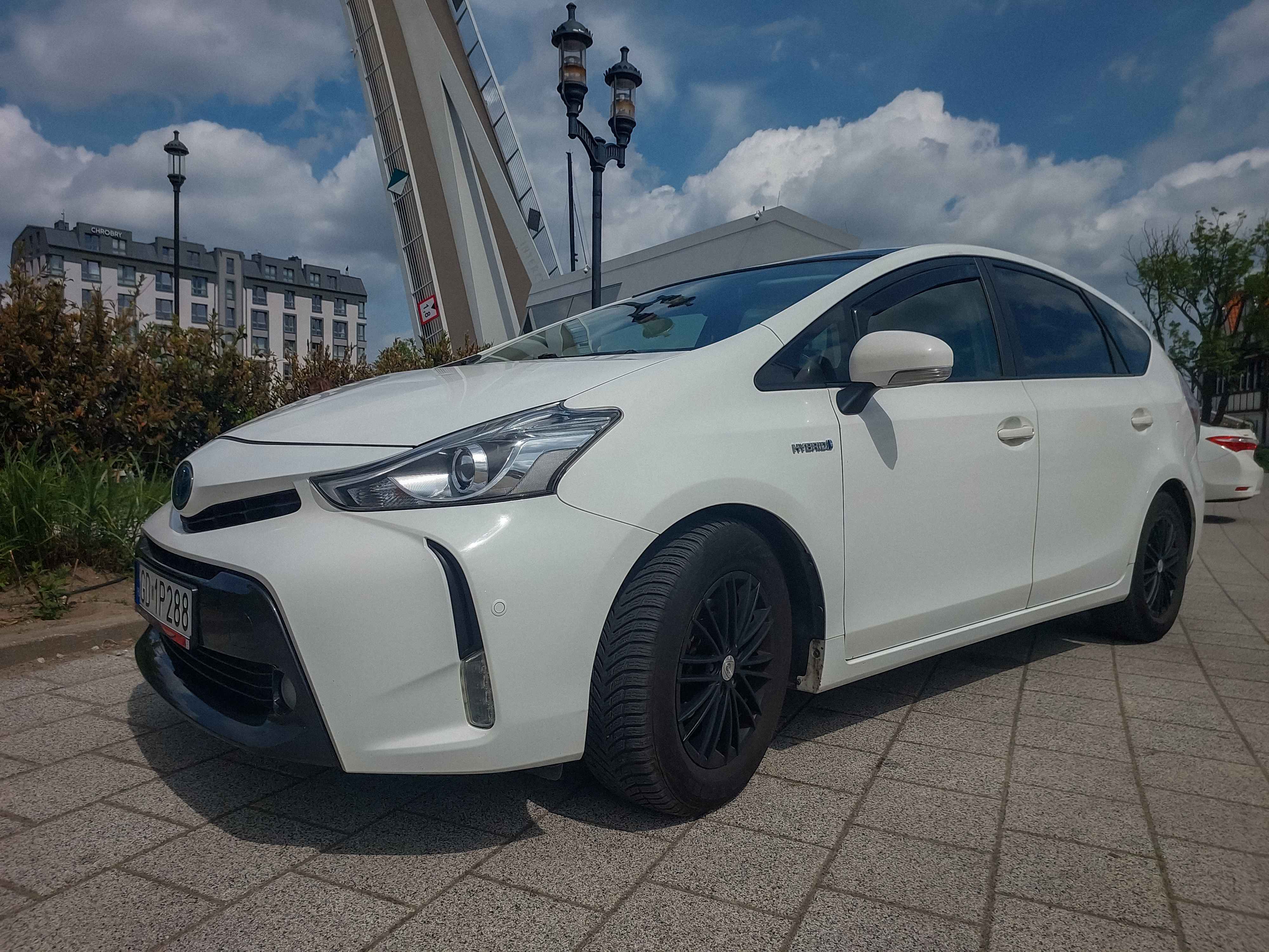 Toyota Prius Plus photo 2